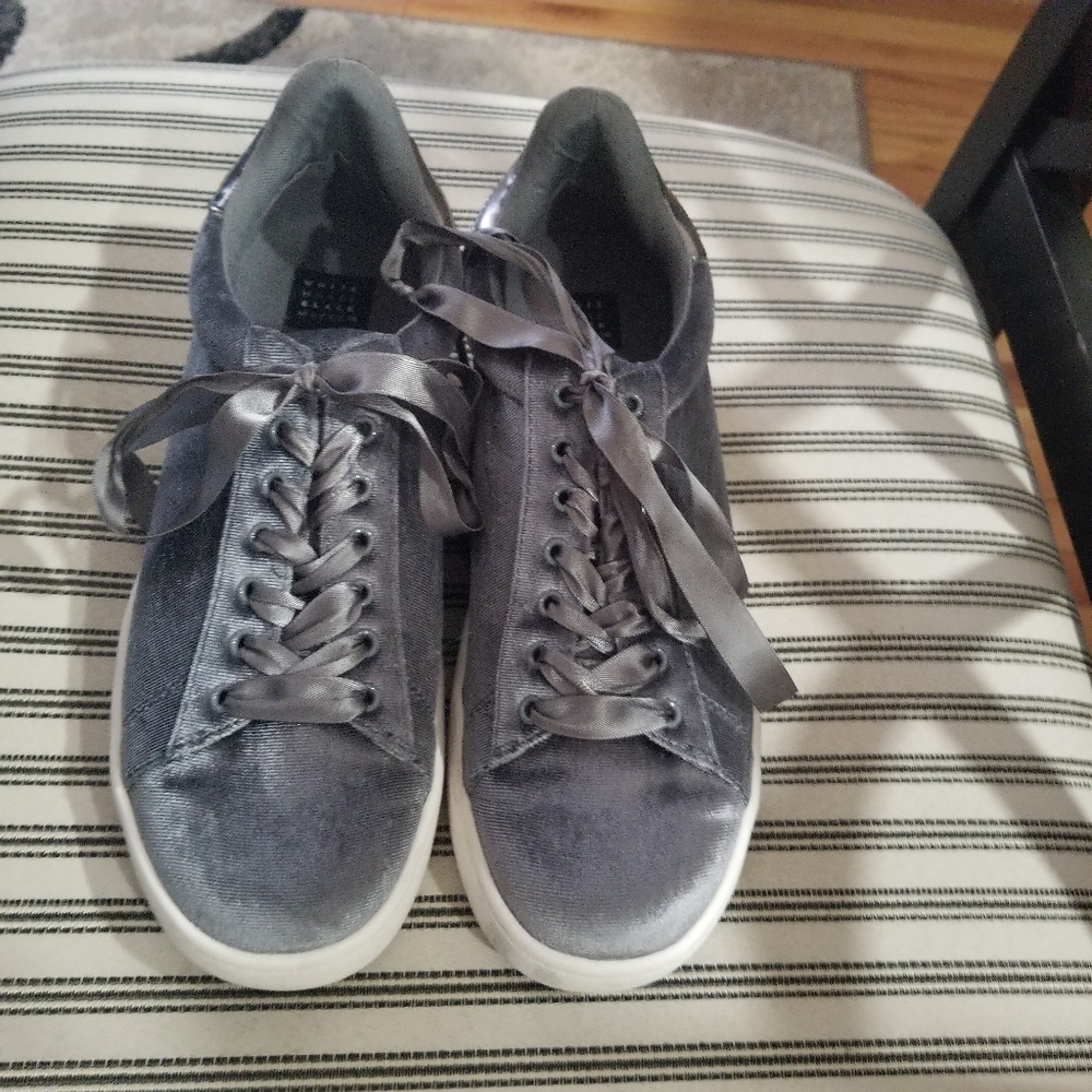 White house black market crushed velvet shoes. Sz8